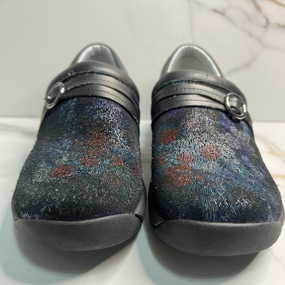 Nurse mates clogs provide all day comfort and durability. Size 7 slip resistant - Picture 4 of 9